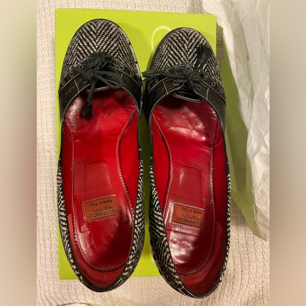 Herringbone and leather pump